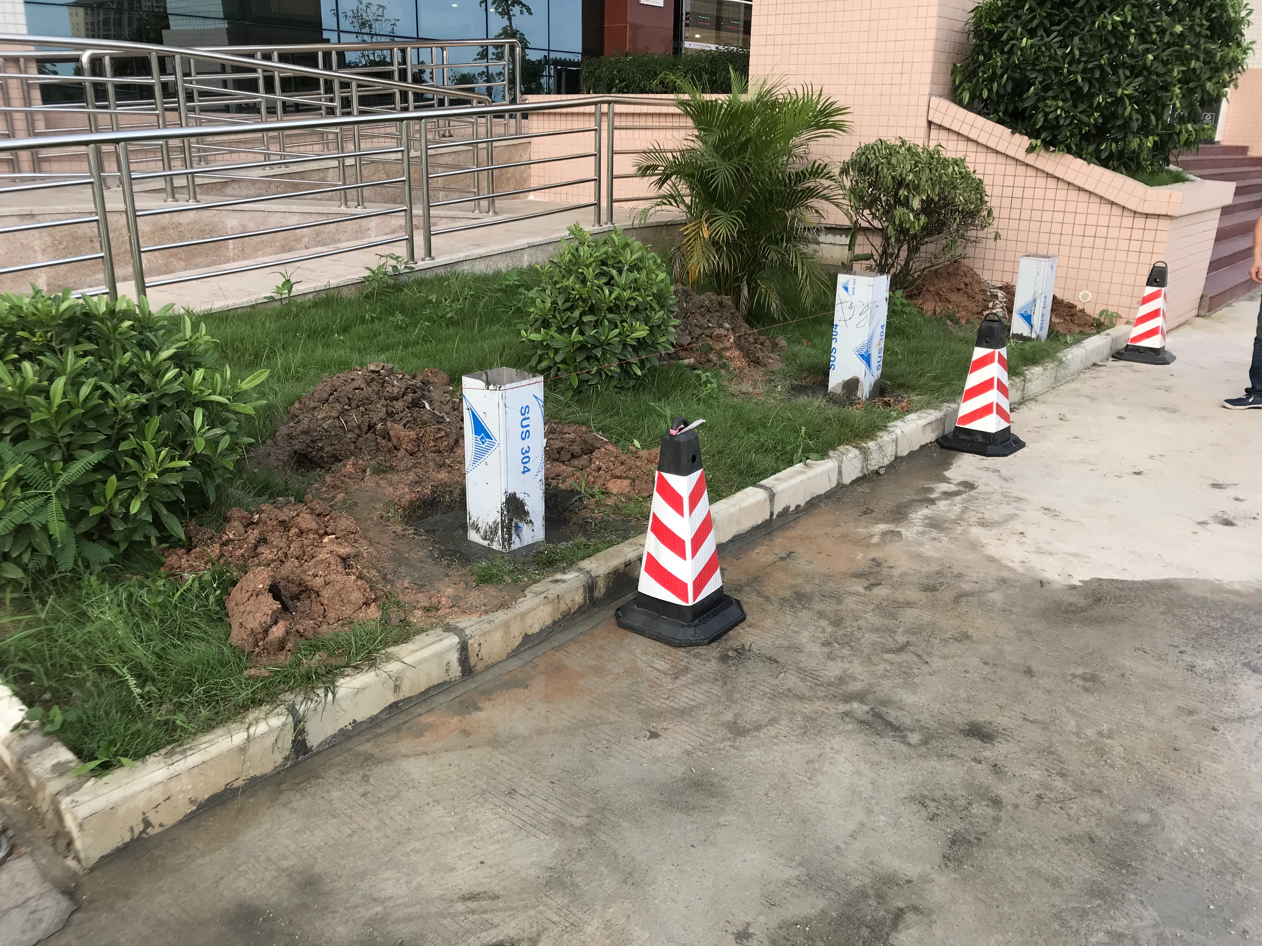 橫欄行政中心：不銹鋼公告欄